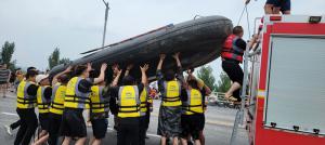 帶上沖鋒舟，大家一起風(fēng)雨同舟！
